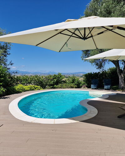Villa Gelso: Water, Fabriek, Eigendom, Lucht, Zwembad, Paraplu, Azure, Schaduw, Boom, Zwemwater
