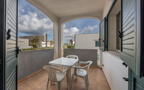 Andromeda Apartment In Gallipoli: Lucht, Eigendom, Meubilair, Tafel, Wolk, Stoel, Gebouw, Hout, Venster, Interieur Ontwerp