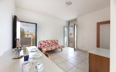 Andromeda Apartment In Gallipoli: Meubilair, Tafel, Tableware, Gebouw, Hout, Comfort, Interieur Ontwerp, Flooring, Verdieping