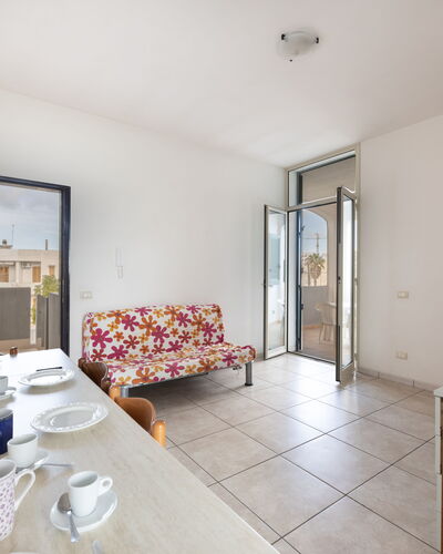 Andromeda Apartment In Gallipoli: Meubilair, Tafel, Tableware, Gebouw, Hout, Comfort, Interieur Ontwerp, Flooring, Verdieping