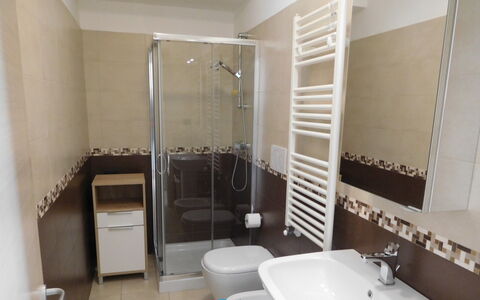 Loft San Giovanni in Gallipoli: Eigendom, Wastafel, Loodgieterswerkinrichting, Deur Van De Douche, Gebouw, Kraan, Badkamer, Douche, Interieur Ontwerp