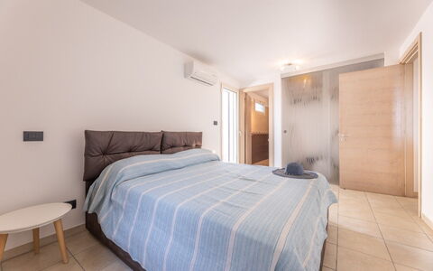 Loft San Giovanni in Gallipoli: Bed, Interieur Ontwerp, Slaapkamer, Verdieping, Flooring, Meubilair, Laken, Bedding, Hout, Kamer