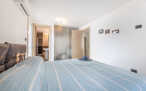 Loft San Giovanni in Gallipoli: Bed, Interieur Ontwerp, Meubilair, Slaapkamer, Flooring, Verdieping, Muur, Kamer, Laken, Hout
