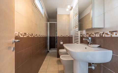 Loft San Giovanni in Gallipoli: Badkamer, Loodgieterswerkinrichting, Flooring, Verdieping, Interieur Ontwerp, Wastafel, Wastafel In De Badkamer, Kraan, Loodgieter, Toilet
