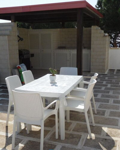 Loft San Giovanni in Gallipoli: Meubilair, Eigendom, Tafel, Stoel, Gebouw, Schaduw, Lucht, Buitenmeubels, Boom, Interieur Ontwerp