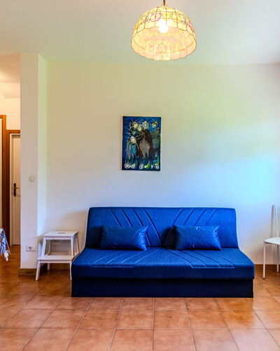 Caria 1: Eigendom, Meubilair, Blauw, Azure, Bankstel, Hout, Verlichting, Decoratie, Fotolijst, Tafel