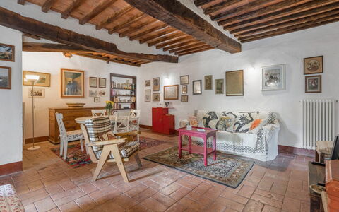 Il Palazzetto Francigena, Monteriggioni: Fotolijst, Eigendom, Meubilair, Hout, Tafel, Interieur Ontwerp, Woonkamer, Verdieping, Flooring, Stoel