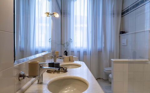 Villa i Portici: Spiegel, Kraan, Loodgieterswerkinrichting, Wastafel, Eigendom, Wastafel In De Badkamer, Badkamer, Hout, Interieur Ontwerp, Gordijn