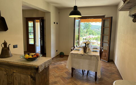 Casa Viviani: Tafel, Eigendom, Meubilair, Cabinetry, Venster, Hout, Fabriek, Verlichting, Kamerplant, Keuken