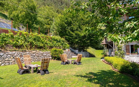 La Meridiana: Struik, Tuin, Groundcover, Bergketen, Vallei, Eco Hotel, Schaduw, Buitenmeubels, Gazon