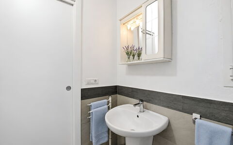 La Casa dei Nonni: Muur, Wastafel In De Badkamer, Loodgieterswerkinrichting, Flooring, Interieur Ontwerp, Wastafel, Verdieping, Badkamer, Huis, Deur