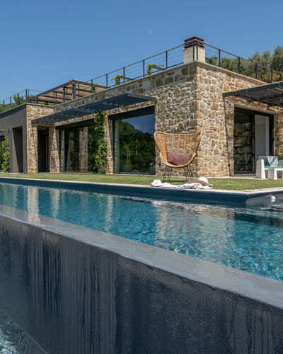 Villa Paradise: Water, Lucht, Eigendom, Azure, Zwemwater, Gebouw, Fabriek, Zwembad, Vrije Tijd, Boom