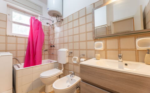 Apartment Living In Baia Verde - Gallipoli: Kraan, Loodgieterswerkinrichting, Spiegel, Wastafel In De Badkamer, Wastafel, Badkamerkast, Eigendom, Gebouw, Purper, Badkamer