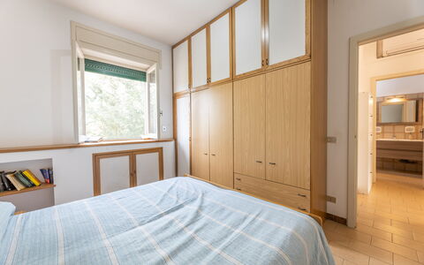 Apartment Living In Baia Verde - Gallipoli: Eigendom, Spiegel, Meubilair, Venster, Gebouw, Hout, Cabinetry, Comfort, Textiel