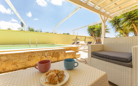 Villetta Estiva With Private Pool Gallipoli: Lucht, Eigendom, Meubilair, Wolk, Tableware, Tafel, Fabriek, Buitenmeubels, Schaduw, Interieur Ontwerp