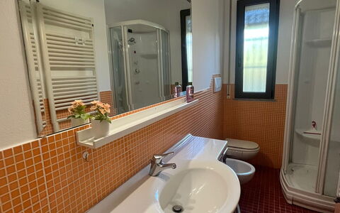 Bell'aria Apartment: Spiegel, Kraan, Wastafel, Loodgieterswerkinrichting, Wastafel In De Badkamer, Badkamer, Purper, Hout, Architectuur, Interieur Ontwerp