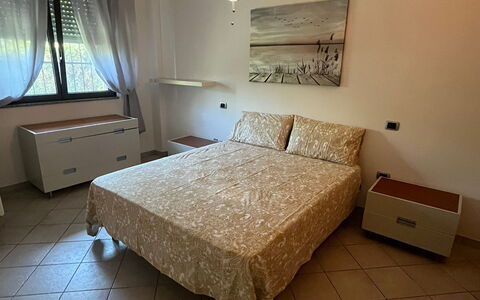 Bell'aria Apartment: Eigendom, Meubilair, Venster, Tafel, Comfort, Hout, Gebouw, Lade, Flooring, Bed Frame