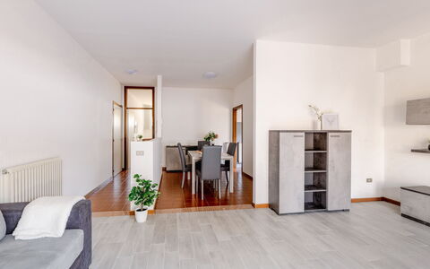 Fano Suite Apartment: Meubilair, Fabriek, Hout, Gebouw, Kamerplant, Verdieping, Plank, Flooring, Deur, Hal