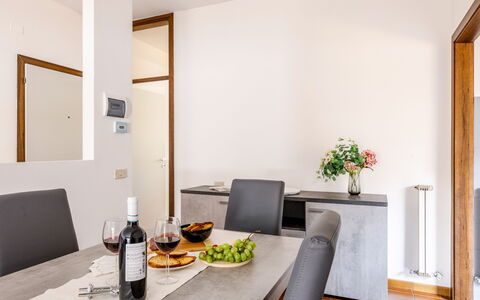 Fano Suite Apartment: Tafel, Meubilair, Tableware, Fles, Comfort, Oranje, Bloempot, Kamerplant, Hout, Gebouw