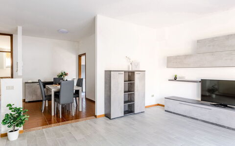 Fano Suite Apartment: Fabriek, Meubilair, Bloempot, Hout, Stoel, Kamerplant, Woonkamer, Deur, Verdieping