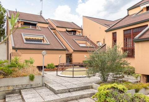 Fano Suite Apartment: Fabriek, Lucht, Gebouw, Eigendom, Venster, Wolk, Huis, Land Lot, Architectuur, Stedelijk Ontwerp