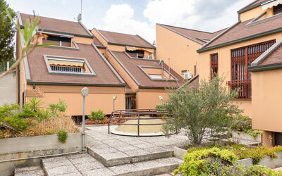 Fano Suite Apartment: Fabriek, Lucht, Gebouw, Eigendom, Venster, Wolk, Huis, Land Lot, Architectuur, Stedelijk Ontwerp