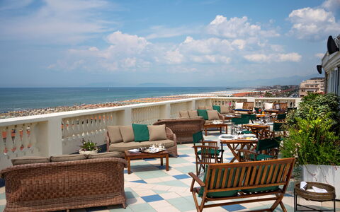 Butterfly With Beach & Breakfast Included: Wolk, Lucht, Water, Meubilair, Eigendom, Gebouw, Fabriek, Azure, Buitenmeubels, Badplaats