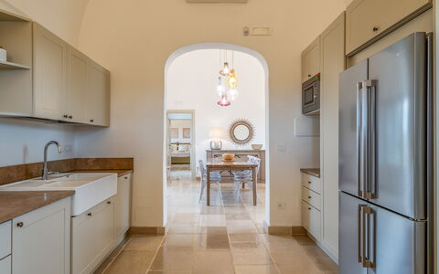 Villa Monamu: Gootsteen, Cabinetry, Wastafel, Meubilair, Eigendom, Kraan, Loodgieterswerkinrichting, Countertop, Hout, Gebouw