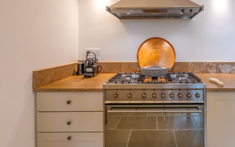 Villa Monamu: Cabinetry, Meubilair, Countertop, Keuken, Hout, Fornuis, Lade, Toestel Van De Keuken, Cooktop, Verdieping