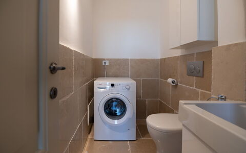 Villa Monamu: Bruin, Loodgieterswerkinrichting, Wasruimte, Badkamer, Purper, Wc Bril, Toilet, Huis, Wasdroger