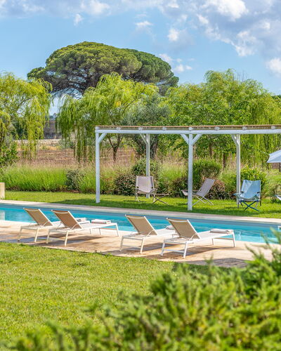 Villa Monamu: Wolk, Water, Fabriek, Lucht, Azure, Plantkunde, Zwembad, Boom, Natuurlijk Landschap, Schaduw
