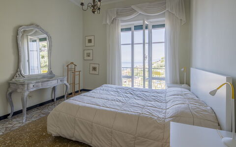 Pieve Ligure Seaside View, Wifi: Meubilair, Bed, Interieur Ontwerp, Slaapkamer, Verdieping, Bedding, Laken, Flooring, Kamer, Linens