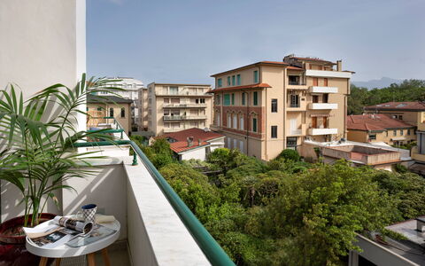 Tosca With Beach & Breakfast Included: Gebouw, Lucht, Eigendom, Venster, Wolk, Architectuur, Stedelijk Ontwerp, Condominium, Fabriek, Woongebied