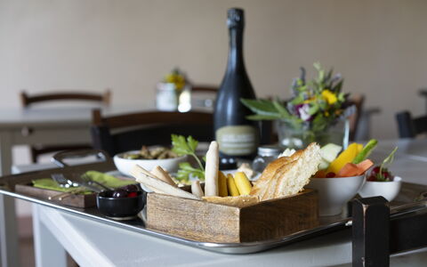 B&b Vigne Di Fagnano Without Kitchen: Voedsel, Tableware, Dishware, Ingrediënt, Bord, Tafel, Fles, Keuken, Schotel