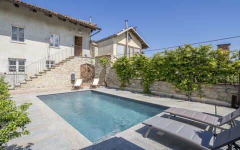 Arpusè, Relax nelle Langhe - Barolo, with Pool: Woongebied, Zwembad, Samengesteld Materiaal, Flagstone, Landgoed, Villa, Waterpartij, Buitenmeubels, Tegel, Ligstoel