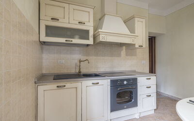 Arpusè - Ca Renato Grane' Apartment with Pool: Keuken, Cabinetry, Toestel Van De Keuken, Countertop, Major Appliance, Flooring, Hout, Interieur Ontwerp, Verdieping, Meubilair