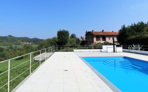 La Casa Dei Nonni, House With Private Pool, Torino: Lucht, Water, Gebouw, Fabriek, Boom, Zwembad, Rechthoek, Gras, Huis, Schaduw