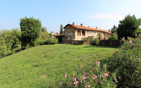 La Casa Dei Nonni, House With Private Pool, Torino: Lucht, Fabriek, Gebouw, Bloem, Venster, Wolk, Natuur, Boom, Huis, Natuurlijk Landschap