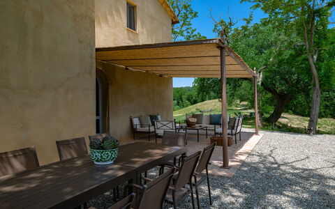 Villa Aiale: Hout, Buitenmeubels, Meubilair, Schaduw, Outdoor Structuur, Buitentafel, Stoel, Patio, Tuin, Pergola