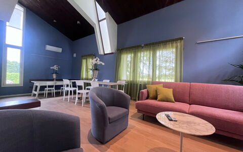 Villapronti: Meubilair, Eigendom, Tafel, Comfort, Interieur Ontwerp, Bankstel, Flooring, Gebouw, Verdieping, Woonkamer