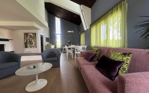 Villapronti: Interieur Ontwerp, Meubilair, Flooring, Verdieping, Plafond, Kamer, Verlichting, Bankstel, Woonkamer, Huis