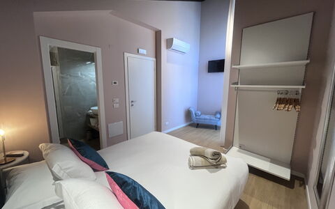 Villapronti: Verdieping, Interieur Ontwerp, Slaapkamer, Flooring, Bed, Kamer, Laken, Appartement, Bedding, Plafond