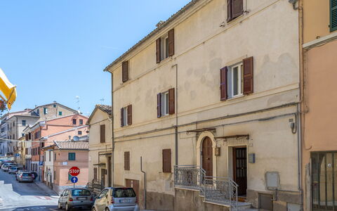 Loreto Suite Apartment: Gebouw, Lucht, Wiel, Eigendom, Auto, Venster, Infrastructuur, Voertuig, Huis