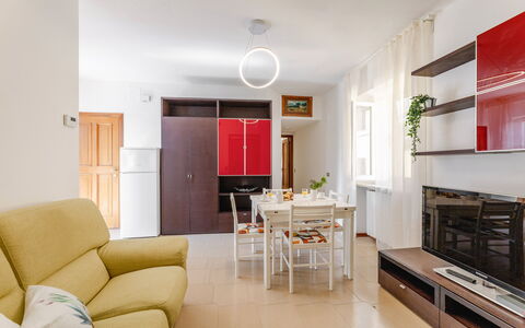 Loreto Suite Apartment: Meubilair, Bankstel, Tafel, Interieur Ontwerp, Oranje, Hout, Gebouw, Comfort, Flooring, Verdieping