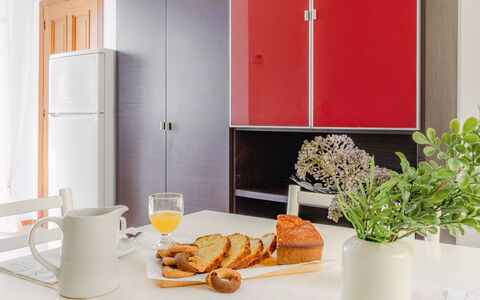 Loreto Suite Apartment: Voedsel, Tableware, Meubilair, Eigendom, Fabriek, Dishware, Bloempot, Countertop, Interieur Ontwerp, Tafel