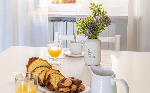 Loreto Suite Apartment: Voedsel, Tableware, Fabriek, Tafel, Drinkware, Bord, Geel, Bloem, Bloempot