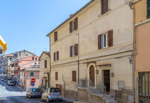 Loreto Suite Apartment: Gebouw, Lucht, Wiel, Eigendom, Auto, Venster, Infrastructuur, Voertuig, Huis