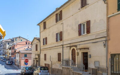 Loreto Suite Apartment: Gebouw, Lucht, Wiel, Eigendom, Auto, Venster, Infrastructuur, Voertuig, Huis