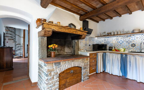 Villa Chicco: Gebouw, Haard, Hout, Interieur Ontwerp, Woonkamer, Flooring, Verdieping, Straal, Steen, Beits