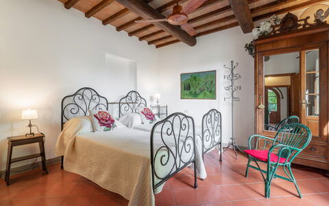 La Tesa Country House With Pool S. Gimignano: Meubilair, Gebouw, Comfort, Interieur Ontwerp, Verlichting, Fabriek, Hout, Huis, Bed Frame, Verdieping